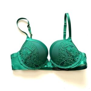 Victoria’s Secret green emerald very sexy push up bra size 34B